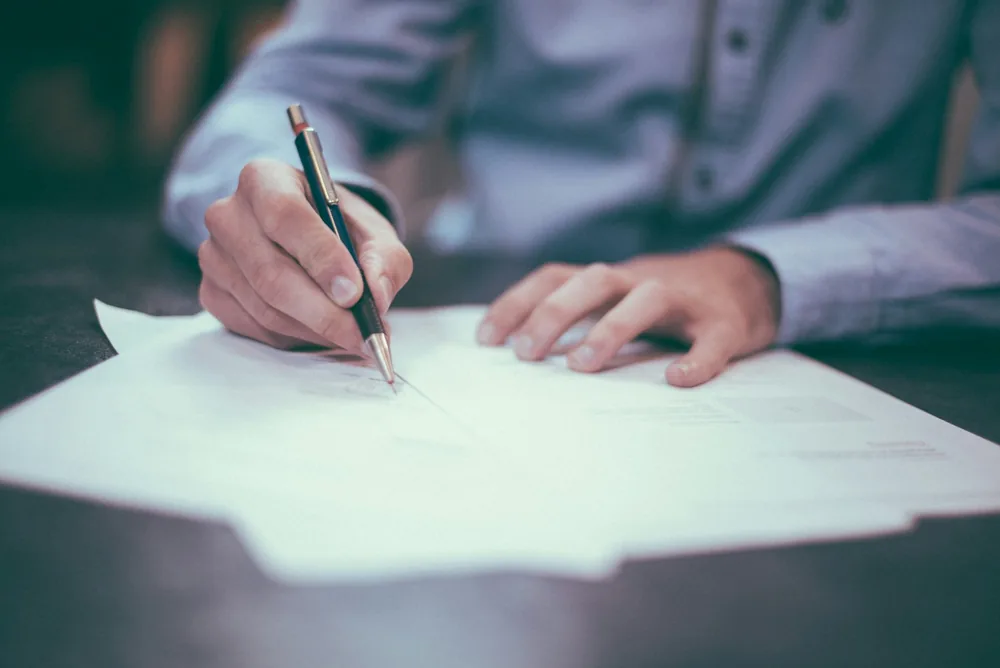 Mesa de trabalho contábil com documentos, calculadora e gráficos financeiros